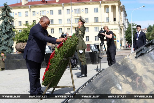 Министр иностранных дел Анголы возложил венок к монументу Победы в Минске
