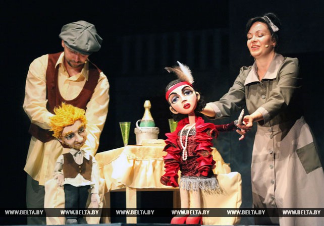 Гомельский государственный театр кукол представил премьеру спектакля "Бурная жизнь Лазика Ройтшванеца"