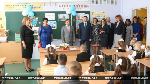 Первых учеников в День знаний приняла школа-новостройка в минском микрорайоне Домбровка