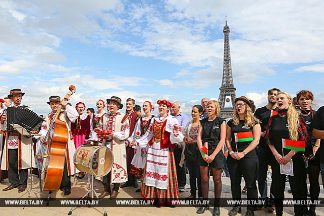 Гимн Беларуси спели в центре Парижа