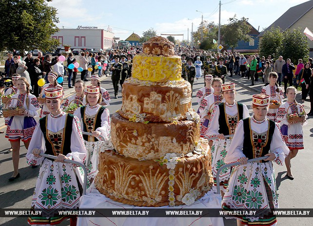 Праздничное шествие на "Дажынках" в Толочине возглавил каравай весом 150 кг