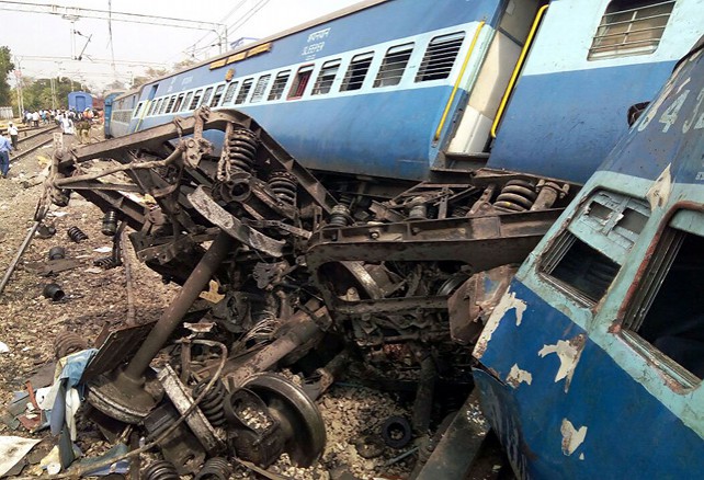 В Индии при крушении поезда погибли более 30 человек
