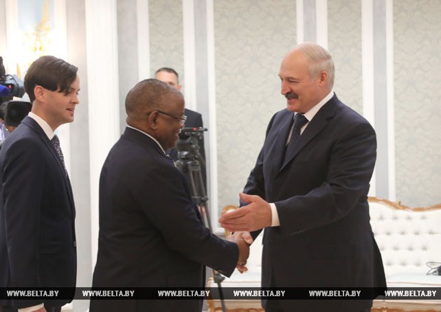 Лукашенко встретился с главой внешнеполитического ведомства Анголы Жорже Ребелу Пинту Шикоти