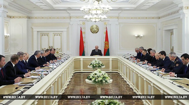Лукашенко провел совещание об актуальных вопросах развития страны