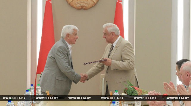 В Совете Республики отмечают большой вклад Батуры в развитие парламентаризма Беларуси