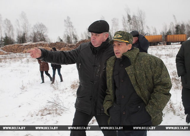 Самарасинха посетил участки леса, поврежденные ураганом