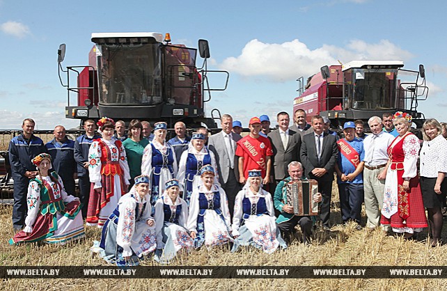 Экипаж комбайнеров из КСУП "Судково" Хойникского района намолотил тысячу тонн зерна
