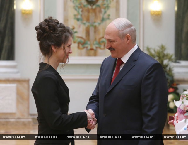 Лукашенко вручил государственные награды многодетным матерям и заслуженным деятелям различных сфер