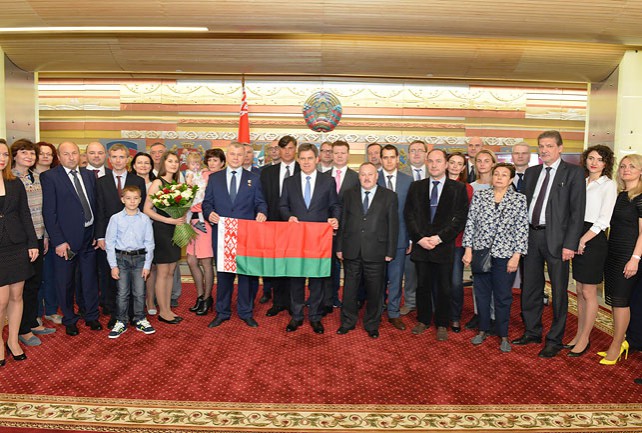 Побывавший в космосе белорусский флаг космонавт Новицкий передал в посольство Беларуси в Москве