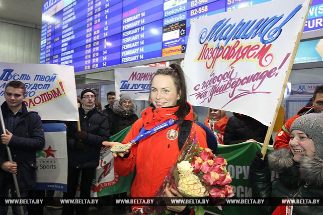 Двукратную чемпионку Универсиады по конькобежному спорту Марину Зуеву встретили в Национальном аэропорту Минск