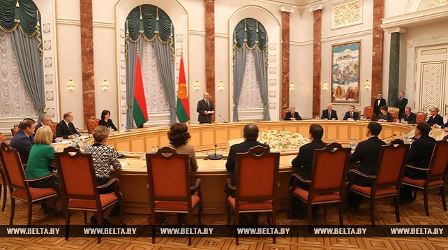 Лукашенко вручил дипломы докторов наук и аттестаты профессора научным и педагогическим работникам