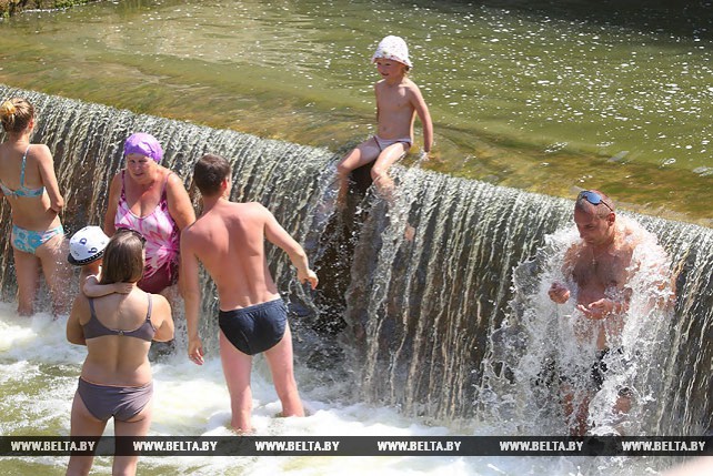 Гродненцы спасаются от жары в водах Юбилейного озера