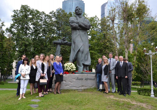 К памятнику Янке Купале в Москве возложили цветы