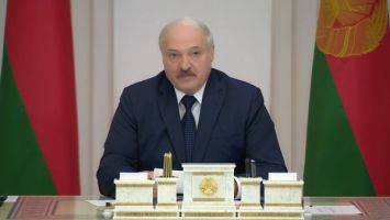 "Это действительно совершившие подвиг люди" - Лукашенко о погибших в Барановичах летчиках