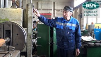 "Всю жизнь тружусь здесь": история белоруса, который 50 лет работает на заводе