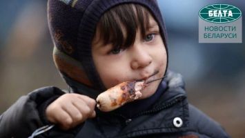 Дети играют, взрослые строят хижины и ждут помощи: пятый день лагеря беженцев на польской границе
