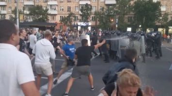 Видео. Брест. Протестующие провоцируют ОМОН 