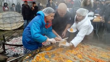 Гигантскую колбасу приготовили в Столбцовском районе