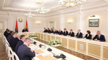 Лукашенко: Вырастить столько, чтобы хватило нам и России! // Картошка, шутка Путина и жильё