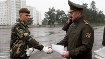 В Минской военной комендатуре увольняют в запас военнослужащих срочной военной службы