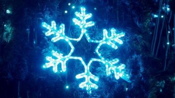 Игрушки в виде лошадок, народные мотивы. Как украшены в этом году елки в Минске