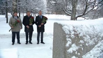 Белорусская делегация на Пискаревском кладбище почтила память жертв блокады Ленинграда