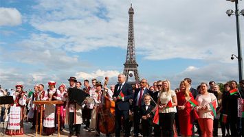 Гимн Беларуси спели в центре Парижа 
