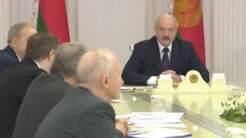 Лукашенко поручил помочь россиянам вернуться из Польши на родину