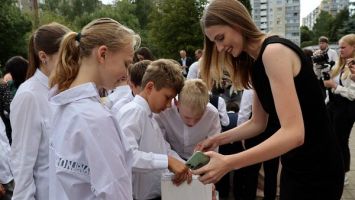 Финалистки конкурса "Мисс Беларусь" вручили подарки воспитанникам столичного детского дома №5