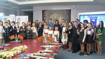 Наталья Кочанова вручила паспорта юным гражданам Беларуси
