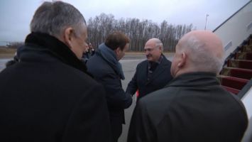 Лукашенко прибыл в Санкт-Петербург, где примет участие в саммитах ЕАЭС и СНГ