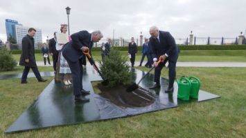 Президент Кубы посадил дерево на Аллее почетных гостей у Дворца Независимости