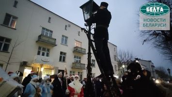 Праздничная церемония зажжения фонарей в Бресте: фонарщику аккомпанировал оркестр