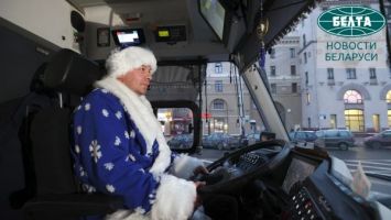 За рулем автобуса - Дед Мороз: праздничную акцию проводит Минтранс