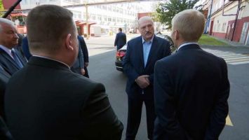 Лукашенко о предприятиях: "плохой" Президент держал лишнюю численность, чтобы людей не выбрасывали на улицу