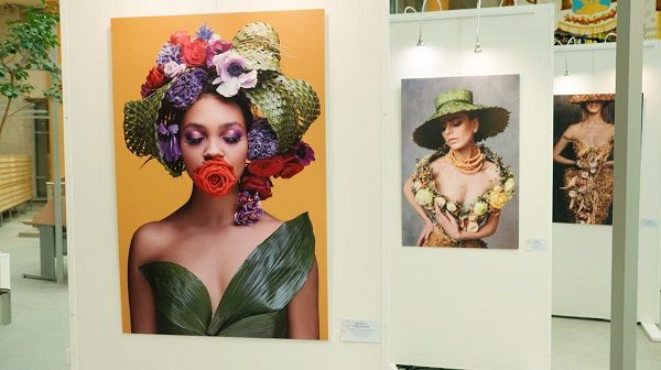 Шелковые платки и платье из цветов. Что можно увидеть на выставке "Женское пространство" в НББ