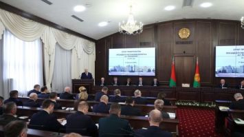 Лукашенко: Давно НАПЛЕВАТЬ на их критику! // РАЗНОС Правительства, российская свинина и Совет мира