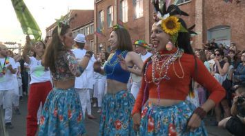 Горячий бразильский карнавал в центре Минска