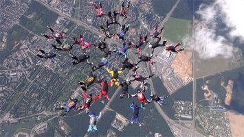 На фестивале "Пронебо" белорусские парашютисты установили национальный рекорд