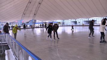 Ледовый каток открылся у Дворца спорта
