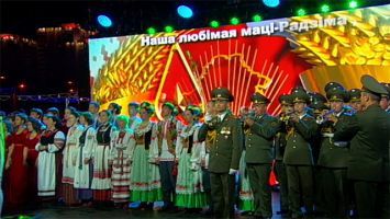 Акция "Споем гимн вместе" прошла в Беларуси в честь Дня Независимости
