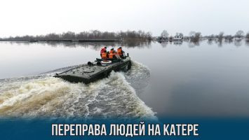 Переправа людей на катере в Житковичском районе
