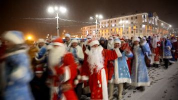 Праздничное шествие Дедов Морозов в Витебске