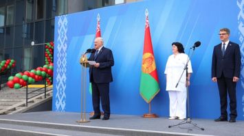 Лукашенко: Давайте прекратим НЫТЬ и ПЛАКАТЬ! / Жёсткий разговор с военными, сало для хоккеистов