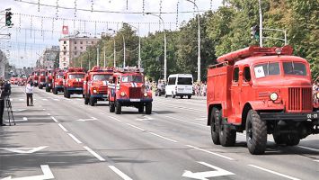 Парад спасателей и техники МЧС, посвященный Дню пожарной службы, прошел в Минске