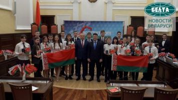 Миклашевич вручил паспорта юным гражданам Беларуси
