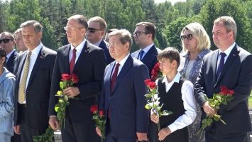 Дипломаты посетили мемориальный комплекс "Хатынь"