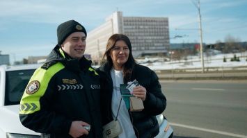 Теплые улыбки и памятные подарки. ГАИ Минска поздравила женщин с 8 Марта