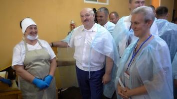 "Порядок наведем здесь" - Лукашенко незапланированно посетил Свислочскую сельхозтехнику и хлебопекарню