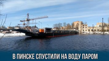 В Пинске спустили на воду паромную переправу для Житковичского района
